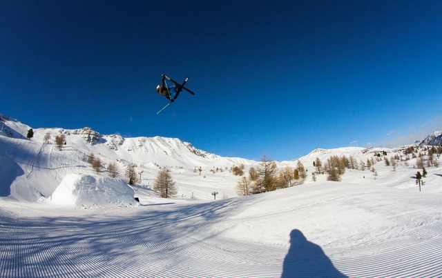  un uomo che fa freestyle 
